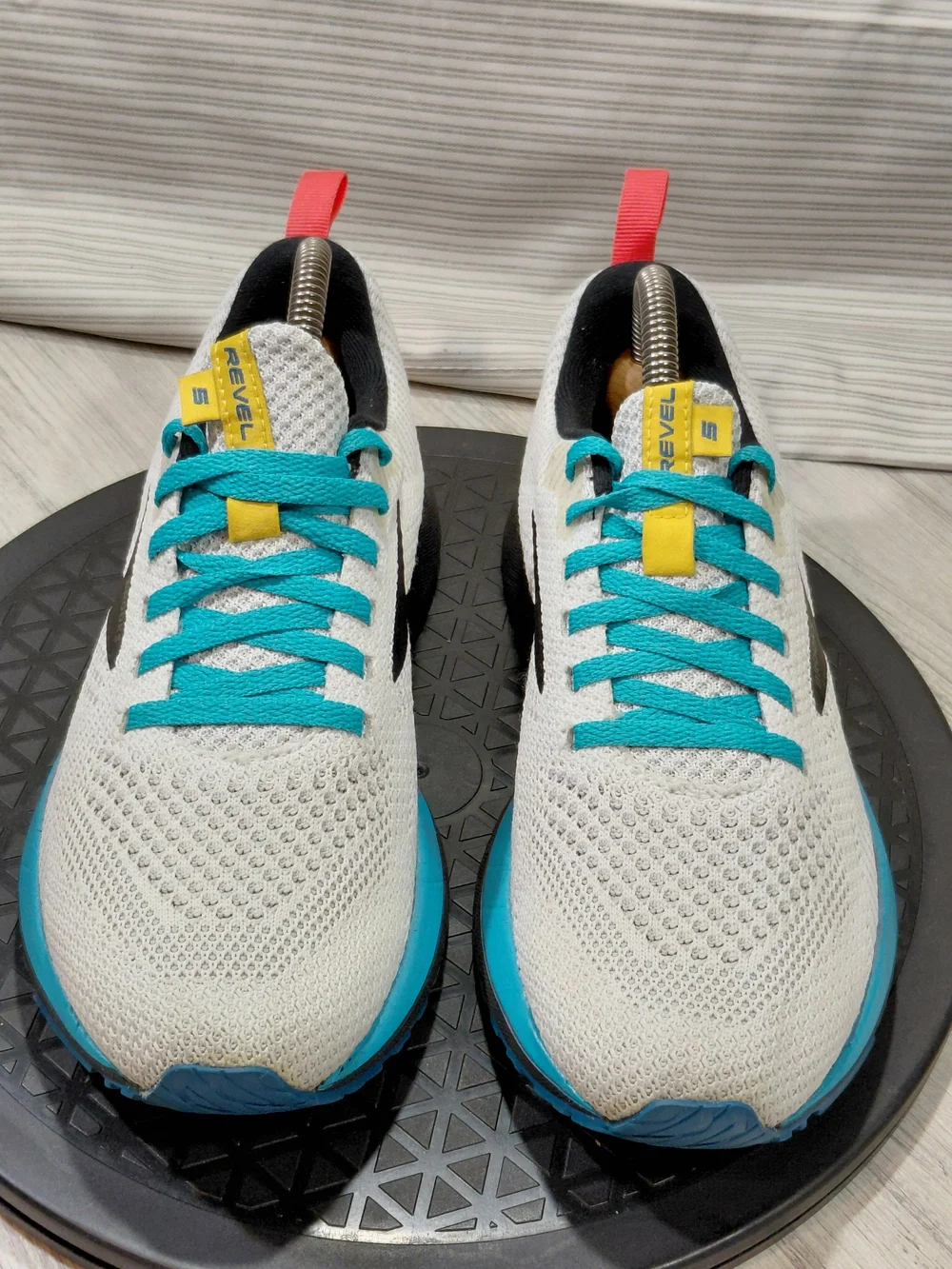 Brooks Womens Revel 5.0 Knit Running Sneakers with Teal Laces White Black SIZE 6